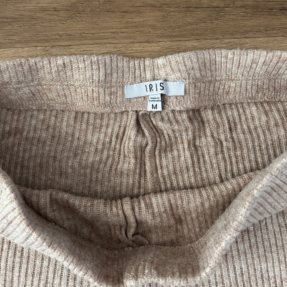 Iris Women’s Ribbed Knit 2-Piece Lounge Set – Neutral Beige | EUC - Picture 4 of 8